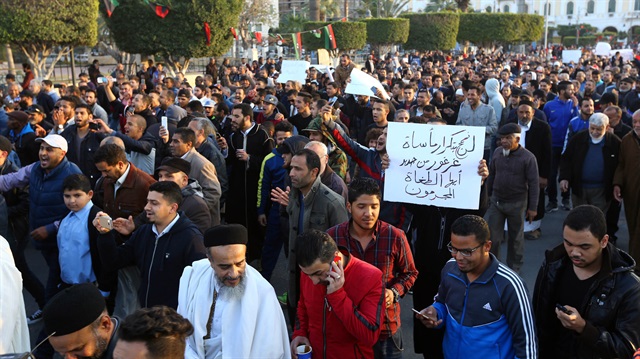 Dün Trablus'taki Şuheda Meydanı'nda toplanan yüzlerce kişi kentin silahlı gruplardan temizlenmesi için gösteri düzenlemişti. 