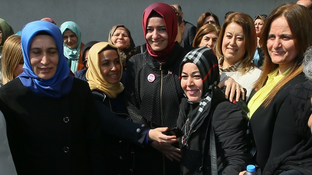 Bakan Kaya, Denizli'de kadınların kurup yönettiği sivil toplum kuruluşlarının temsilcileriyle biraraya geldi.
