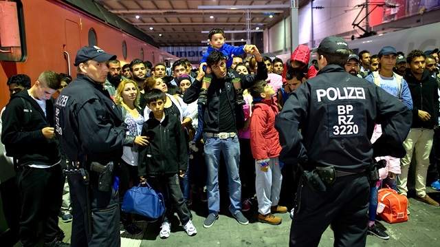 Alman hükümeti, mültecilerin girişini engellemek için ses tanıma sistemi kuruyor.