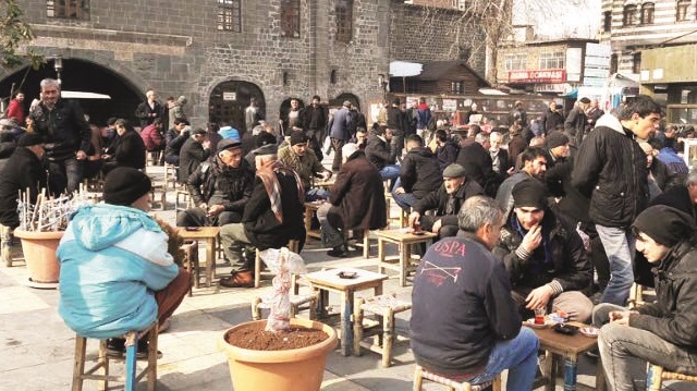 Diyarbakır Ulu Cami avlusunda sohbet eden vatandaşların gündeminde referandum var.