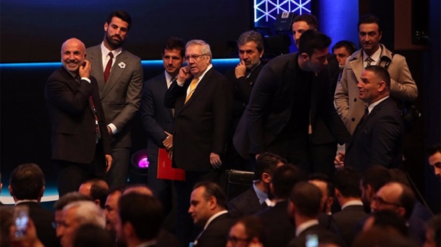 Aziz Yıldırım, Aykut Kocaman'la Futbol Zirvesi'nde bir araya geldi. Görüşmede Emre Belözoğlu ve Volkan Demirel'de yer aldı. 