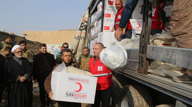 Iraqies receive aid distributed by Turkish Red Crescent