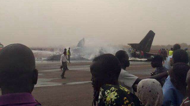 Güney Sudan'da 44 kişiyi taşıyan uçak inişe geçtiği sırada düştü.