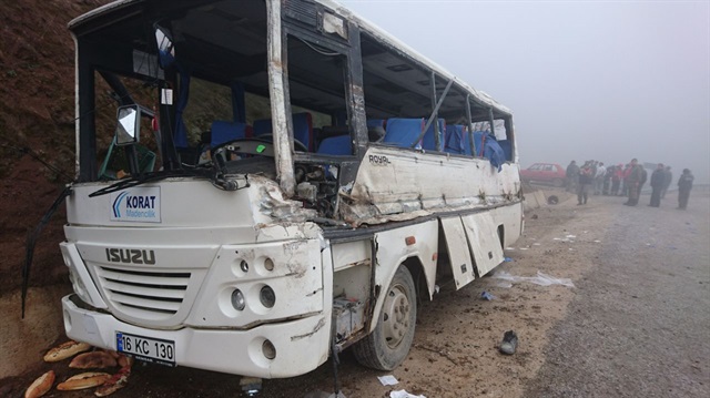 Balıkesir'deki kazada servis minibüsü TIR ile çarpıştı. 