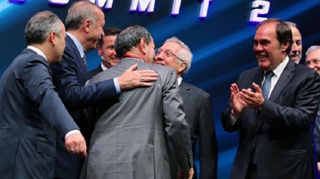 Cumhurbaşkanı Erdoğan, Futbol Zirvesi'nde kulüp başkanlarıyla bir araya gelirken Galatasaray Başkanı Dursun Özbek ve Fenerbahçe Başkanı Aziz Yıldırım'ın birbirlerine sarılmasını istedi.