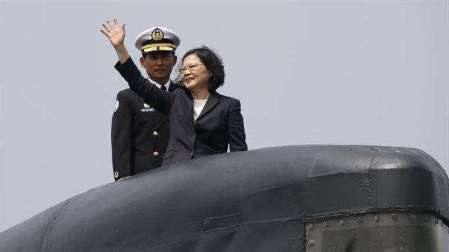 Tsai, donanmanın ana üssü Tsoying'e yaptığı ziyarette, denizaltının üretilmesi için yapılan mutabakat zabtı imza törenine katıldı.
