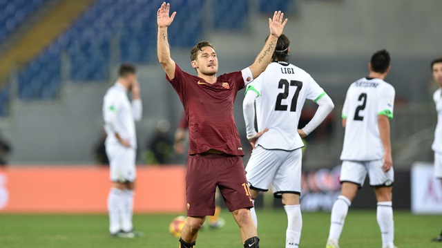 Totti Roma formasıyla çıktığı 775 maçta 306 gol atarken 123 asist yaptı.