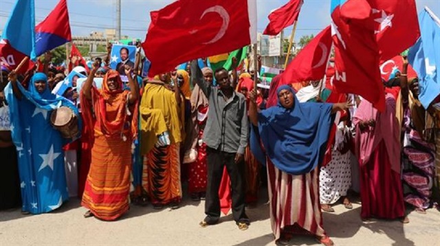 Somali halkı, Türk bayraklarıyla Türkiye'den gelen yardımlara teşekkür ediyor.
