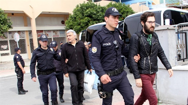 Mersin'de FETÖ/PDY soruşturması kapsamında 'ByLock' kullandıkları iddiasıyla gözaltına alınan 17 polis, yoğun güvenlik önlemleri altında adliyeye sevk edildi.