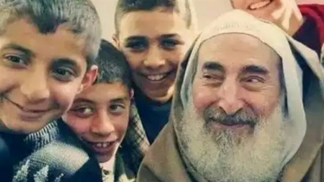 Hamas'ın kurucularından Şeyh Ahmet Yasin'in Filistinli çocuklarla çektirdiği fotoğraf. 