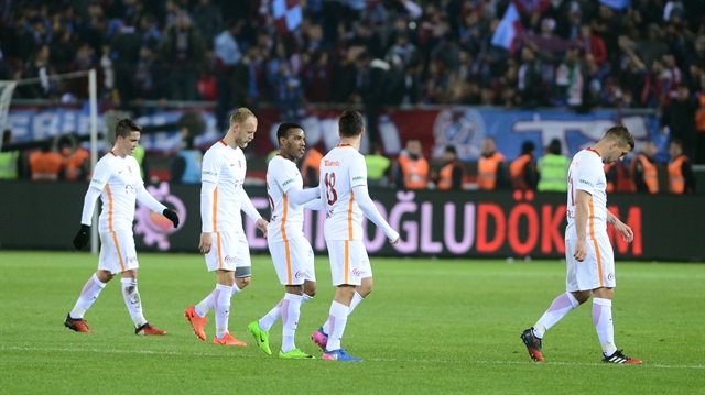 Sinan Gümüş, Galatasaray'ın Trabzonspor'a 2-0 mağlup olduğu maçın son dakikalarında topu boş kaleye gönderememiş ve büyük tepki çekmişti.