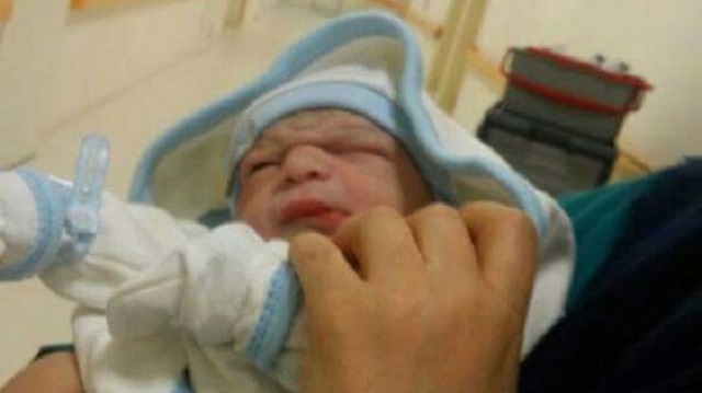 Isparta Şehir Hastanesinde doğan ilk bebek olan Ali bebek, hayat boyu eğitim bursu ve iş garantisiyle ödüllendirildi. 