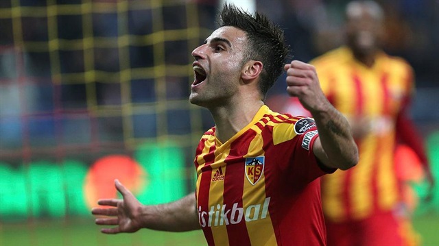 24 yaşındaki Deniz Türüç, bu sezon sarı-kırmızılı formayla çıktığı 29 maçta 7 gol atarken 9 da asist yapma başarısı gösterdi.