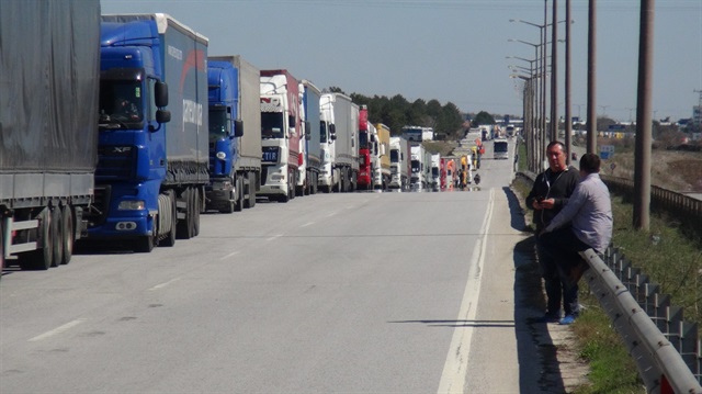 Bulgaristan işlemleri yavaşlattı, sınırda 7 kilometre TIR kuyrukları oluştu.  