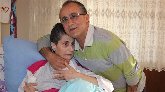 Alzaymır hastası 40 yıllık eşini enjektörle besliyor.
