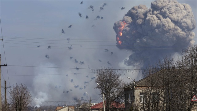 Ukrayna'nın Balakleya şehrinde cephanelikte büyük yangın çıktı, kontrol altına alınamayan yangın sebebiyle binlerce kişi tahliye ediliyor.