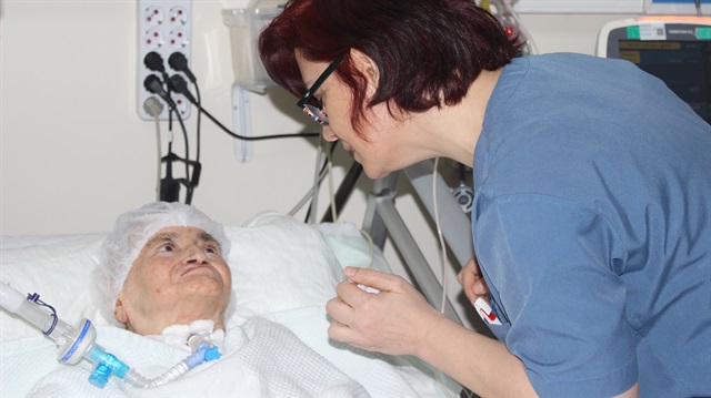 Komadan 140 gün sonra çıkan 87 yaşındaki hasta yaşama tutundu.
