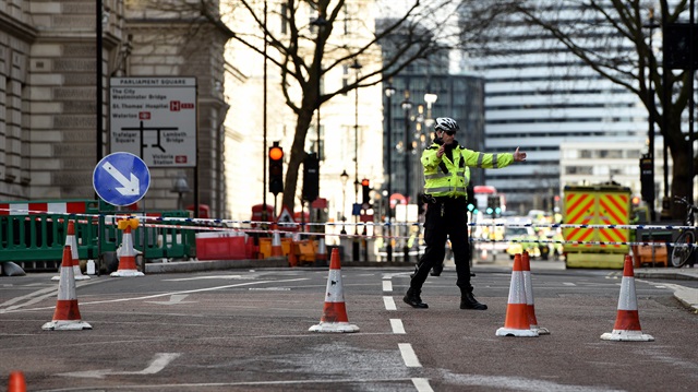 Saldırı sonrası İskoç parlamentosunun çevresindeki güvenlik önlemlerinin artırıldığı belirtiliyor.
