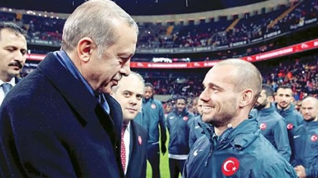Wesley Sneijder, 'Şehitlere Saygı' maçı öncesinde sahada Cumhurbaşkanı Recep Tayyip Erdoğan ile tokalaşmıştı.