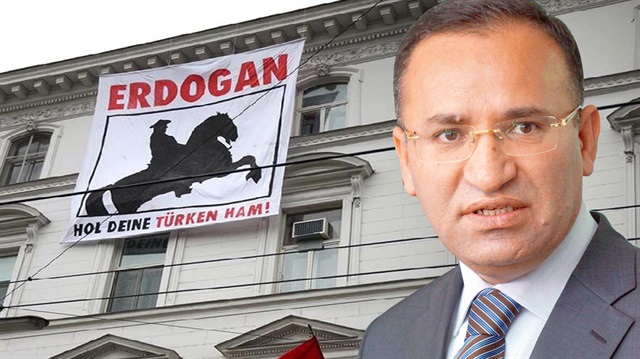 Adalet Bakanı Bekir Bozdağ, Türkiye'nin Viyana Büyükelçiliğine pankart asılmasına tepki gösterdi.