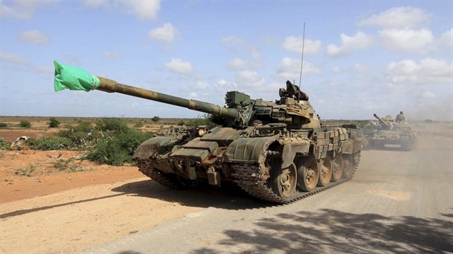 Somali government soldiers drive a convoy of tanks towards Elasha town