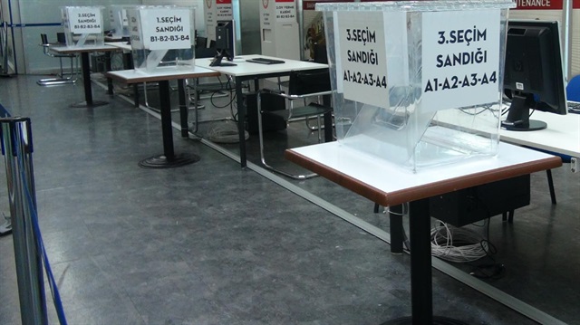 Atatürk Havalimanı'nda hazırlıklar tamamlandı, sandıklar ve oy kullanma kabinleri konuldu. 