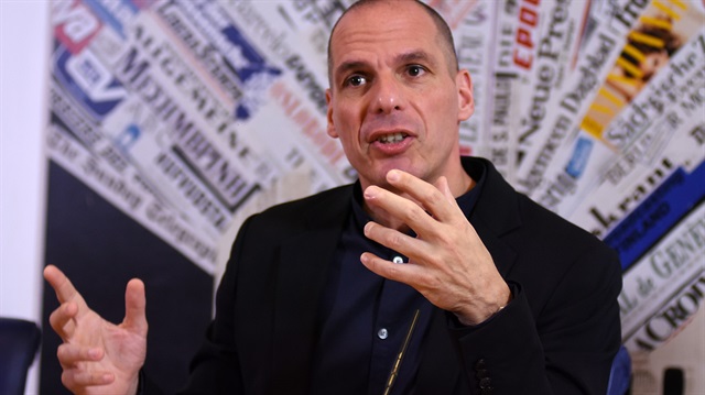 Aleksis Çipras hükümetinde yer alan ve aslen bir ekonomi profesörü olan Yanis Varoufakis, Yunanistan'la kreditörler arasında uzlaşma sağlanabilmesi amacıyla istifa ettiğini açıklamıştı. 
