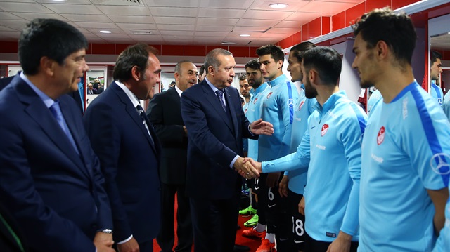 Cumhurbaşkanı Recep Tayyip Erdoğan, Türkiye-Finlandiya maçı öncesi futbolculara moral ziyaretinde bulundu.