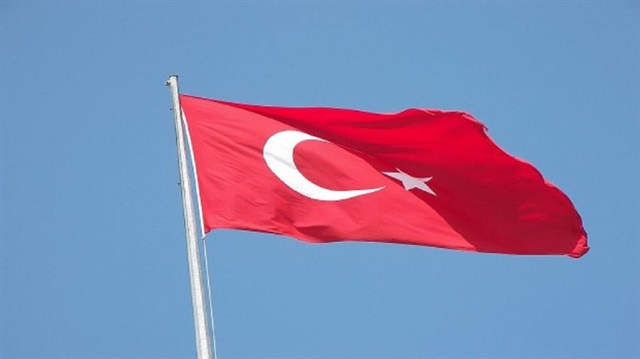 مجهول يحاول انتزاع العلم التركي من سيارة سفيرة أنقرة في مقدونيا