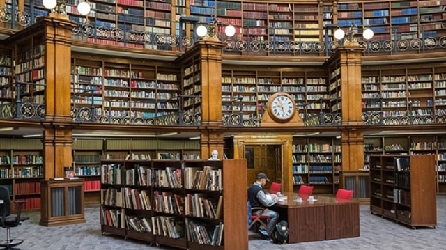 İngiliz hükümeti tasarruf politikaları kapsamında kütüphanelerin bütçesinden 25 milyon sterlinlik bir kesinti yaptı ve 240 kütüphaneyi de kapattı.