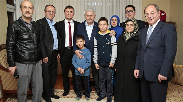 Başbakan Yıldırım, 15 Temmuz gazisi Burak Kocabaş'ı ziyaret etti.