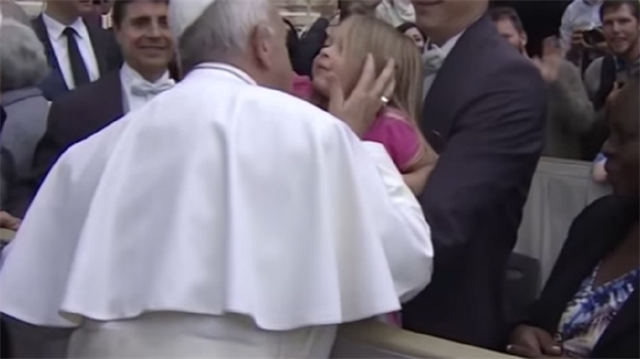 ما فعلته هذه الطفلة عندما قبّلها بابا الفاتيكان
