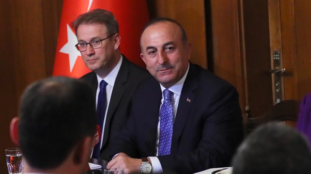 Dışişleri Bakanı Mevlüt Çavuşoğlu, İsviçre'deki temasları kapsamında ülkedeki Türk sivil toplum kuruluşlarının temsilcileriyle buluştu.