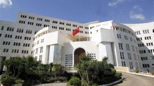 الخارجية التونسية تستدعي سفيرة بريطانيا لتوضيح قرار حظر الأجهزة الإلكترونية بالطائرات