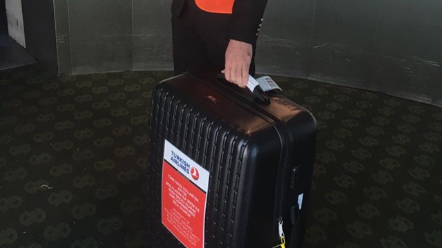 Laptoplar boardingde  alındıktan sonra özel sert çantalara konulup uçağın altına özel bölmeye konuluyor.​