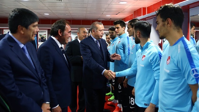 أردوغان في المدرجات لمتابعة منتخب بلاده أمام فنلندا بتصفيات كأس العالم