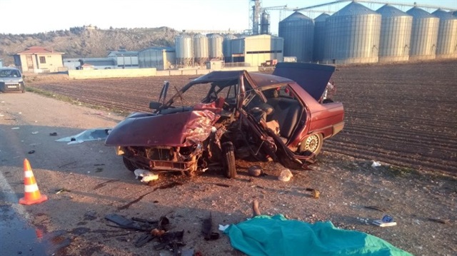Kahramanmaraş'ta hafif ticari araç ile otomobilin çarpışması sonucu meydana gelen trafik kazasında 5 kişi hayatını kaybetti, 4 kişi yaralandı.