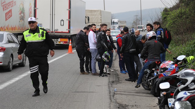 Sakarya'nın Sapanca ilçesinde 3 motosikletin karıştığı zincirleme trafik kazasında 1 kişi öldü, 2 kişi yaralandı.
