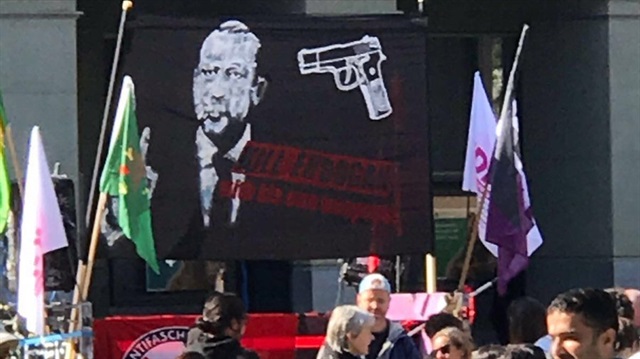 Terör örgütlerinin yuvası haline gelen İsviçre'de Türkiye karşıtı skandal gösteri düzenlendi. Gösteride açılan pankartta, Erdoğan'ın başına silah dayayıp 'öldürün' mesajı verildi.