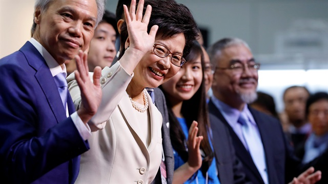 Seçimden zaferle ayrılan 59 yaşındaki eski idari sekreter Carrie Lam, Hong Kong'un ilk kadın lideri olmaya hak kazandı.