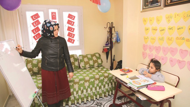Küçük kızın odasına sıra, masa, yazı tahtası koyulup hece tabloları ve Türk bayrakları asıldı.