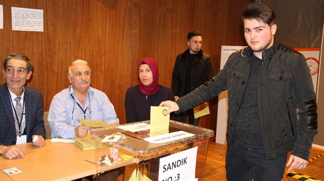 Avrupa'daki Türkler oy kullanmak için sandık başına gitti.