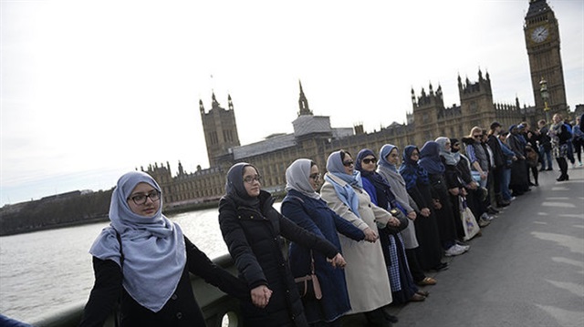 نساء مسلمات يشكلن سلسلة بشرية على جسر ويستمنستر في لندن رمزاً للوحدة