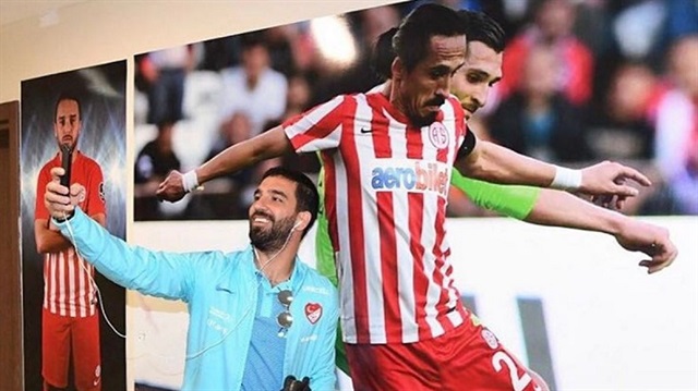 Arda Turan, Antalyaspor forması giyen Serdar Özkan'ın posteriyle selfie yaptı.