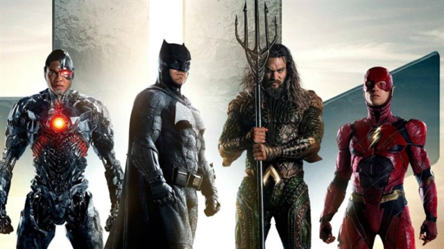 Zack Snyder'in yönetmenliğini üstlendiği filmden Aquaman, Batman, Wonder Woman ve Flash'ın yer aldığı fragmanlar yayınlandı.