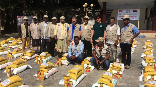 İHH workers deliver food aid in Yemen