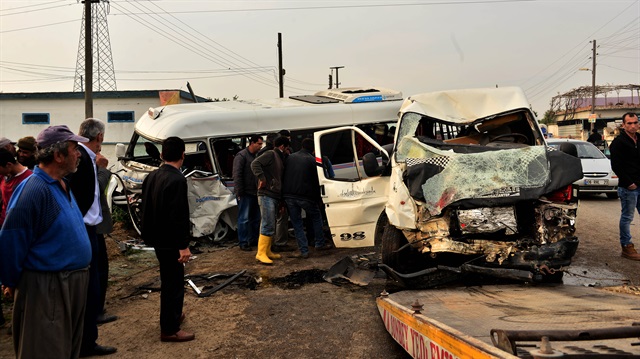 Adana'da 2 minibüs çarpıştı: 1 ölü, 18 yaralı