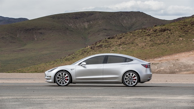 Elon Musk, Tesla Model 3'ü test ederken görüntülendi