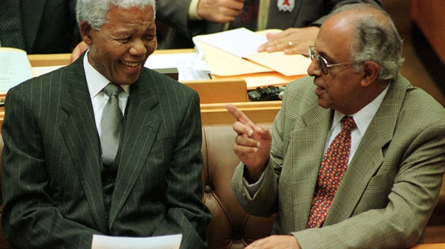 Nelson Mandela ve dava arkadaşlarından Ahmed Kathrada.