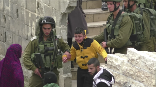8 yaşındaki Filistinli Sufyan Ebu Hitah korkudan gözyaşlarına boğuldu. 